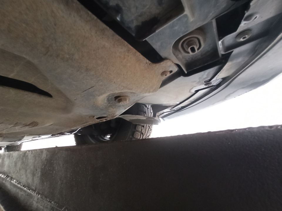 Вон там у колеса пластмассы чуть меньше, чем было с завода. Фигня, короче))