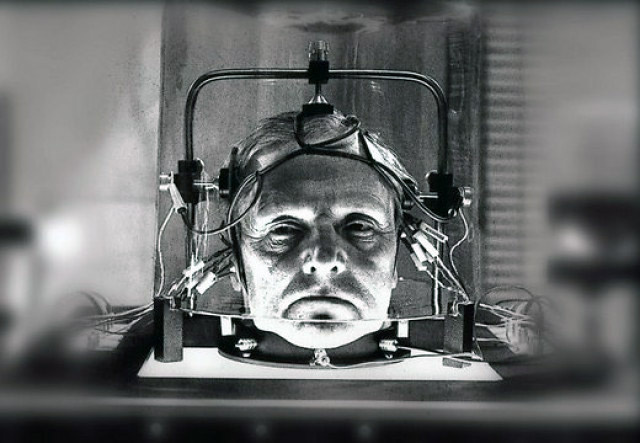 Кадр из советского фильма "Завещание профессора Доуэля", 1984г