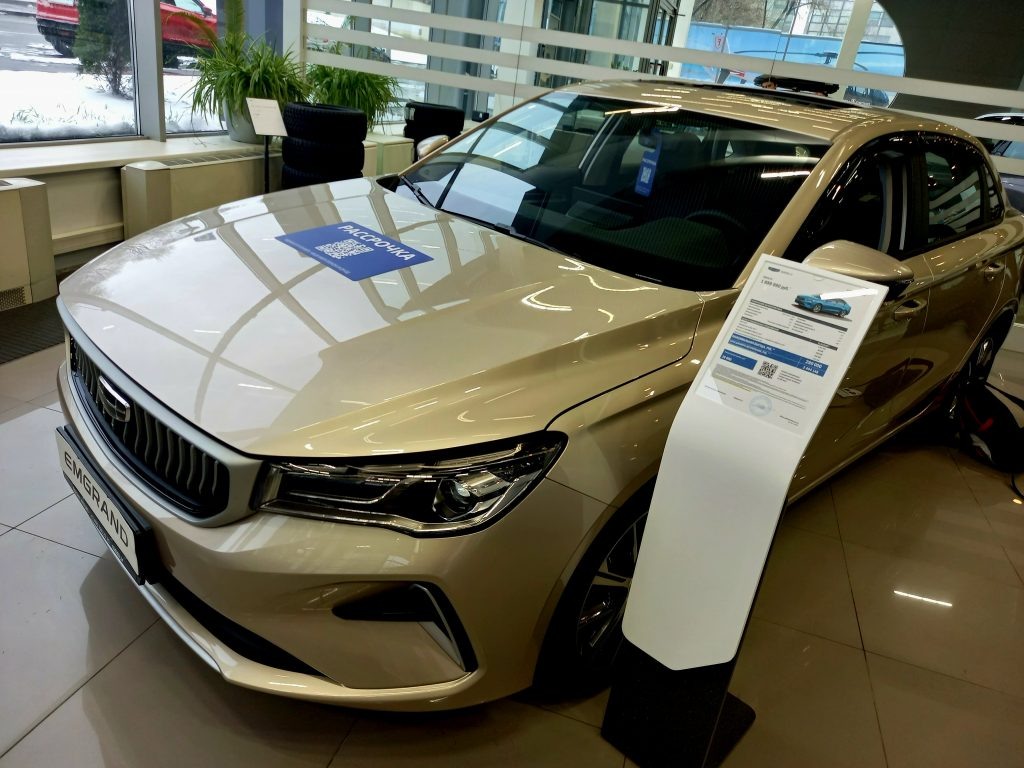 Geely Emgrand: седан чуть дороже 2 млн рублей. Продается в России официально. Чем не вариант для первого автомобиля?