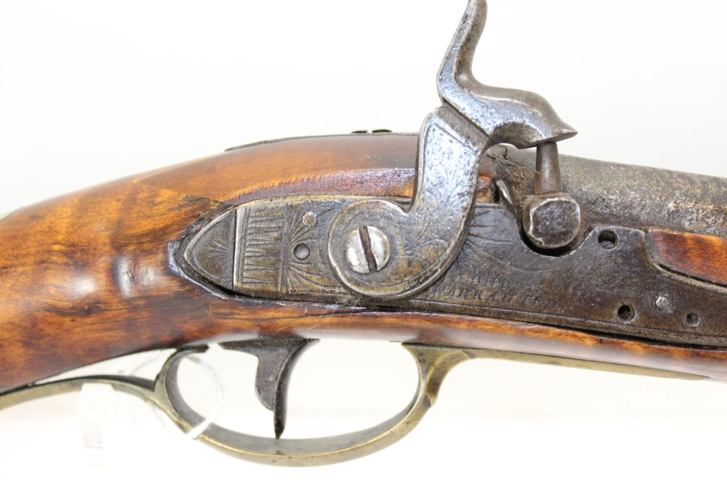 Здесб на замочной пластине хорошо виден "грубый узор", о котором пишет автор