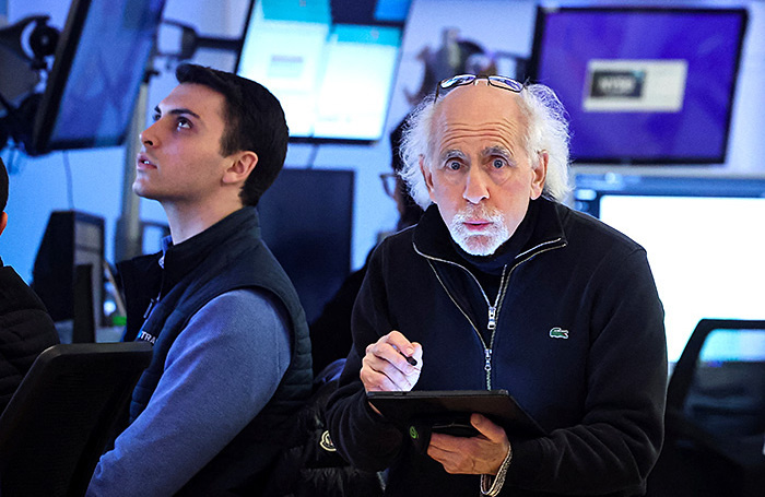    Трейдеры на Нью-йоркской фондовой бирже.REUTERS/Brendan McDermid