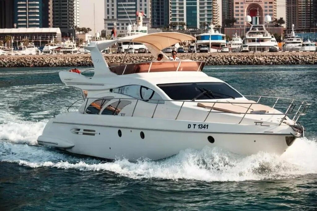 Azimut 50 — элегантная яхта с солнечной палубой.