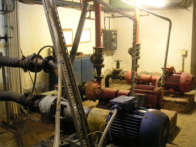 Пожарные и хозяйственные насосы и шкаф управления ими вдалеке.