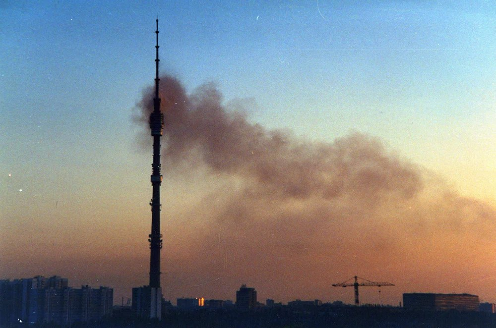 Высочайшая башня Европы хранит не только сигналы эфира, но и тени тех, кто погиб здесь в августе 2000 года. 