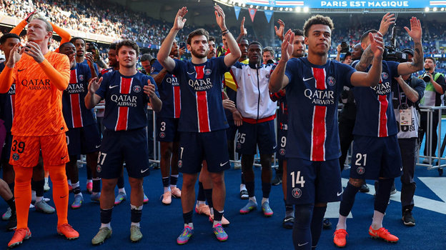     Матвей Сафонов с партнерами по «ПСЖ». Фото: ФК «ПСЖ»