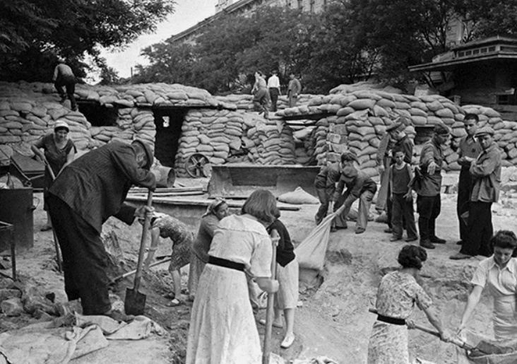 Одесситы строят баррикады, август 1941