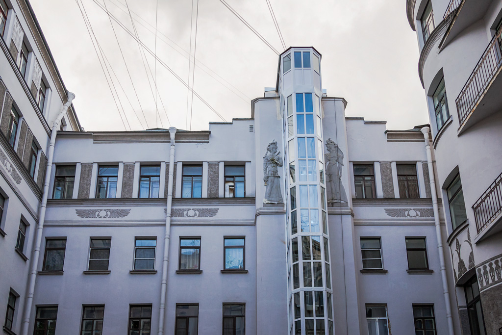 Двор египетского дома на ул. Захарьевской, 23