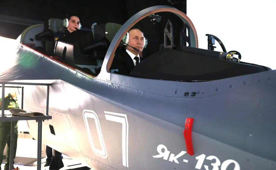 Путин был сфотографирован в российской версии самолета, известной как Як-130