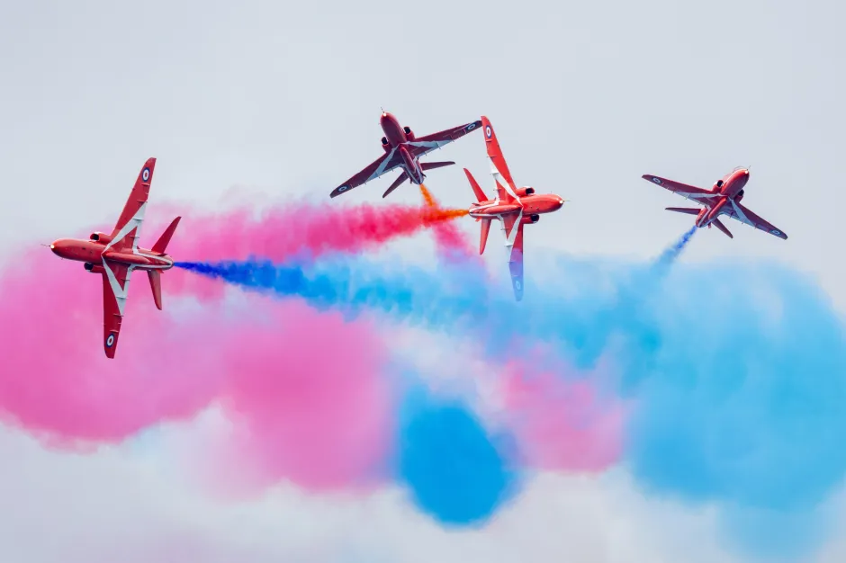 Министр обороны Джеймс Картлидж утверждает: следы символизируют британский флаг, а не российский триколор. 
