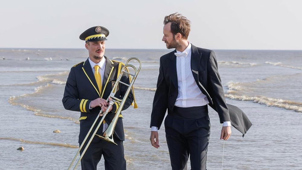 Кадр из фильма «En fanfare». Режиссер: Эммануэль Курколь. Производство: Agat Films & Cie, Canal+ [fr], Centre National du Cinéma, Ciné, Cin?axe 5, Entourage Sofica 2, France 2 Cinéma, France Télévision, Ind?films 12, La Banque Postale Image 12, Pictanova, Procirep-Angoa, Région Hauts-de-France, Sacem, SG Image 2022, SofiTVcin? 11. Прокат: U Films