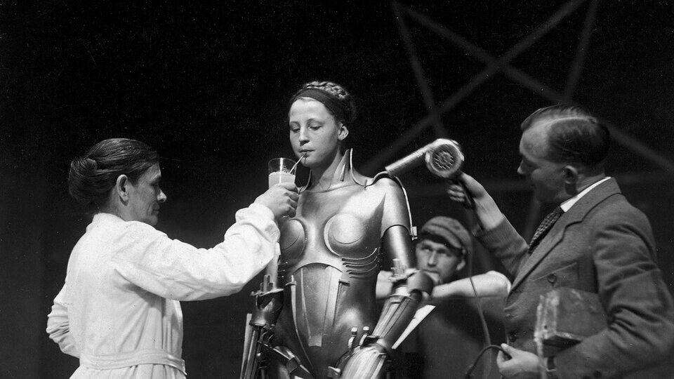 Кадры со съемок: актриса играющая робота