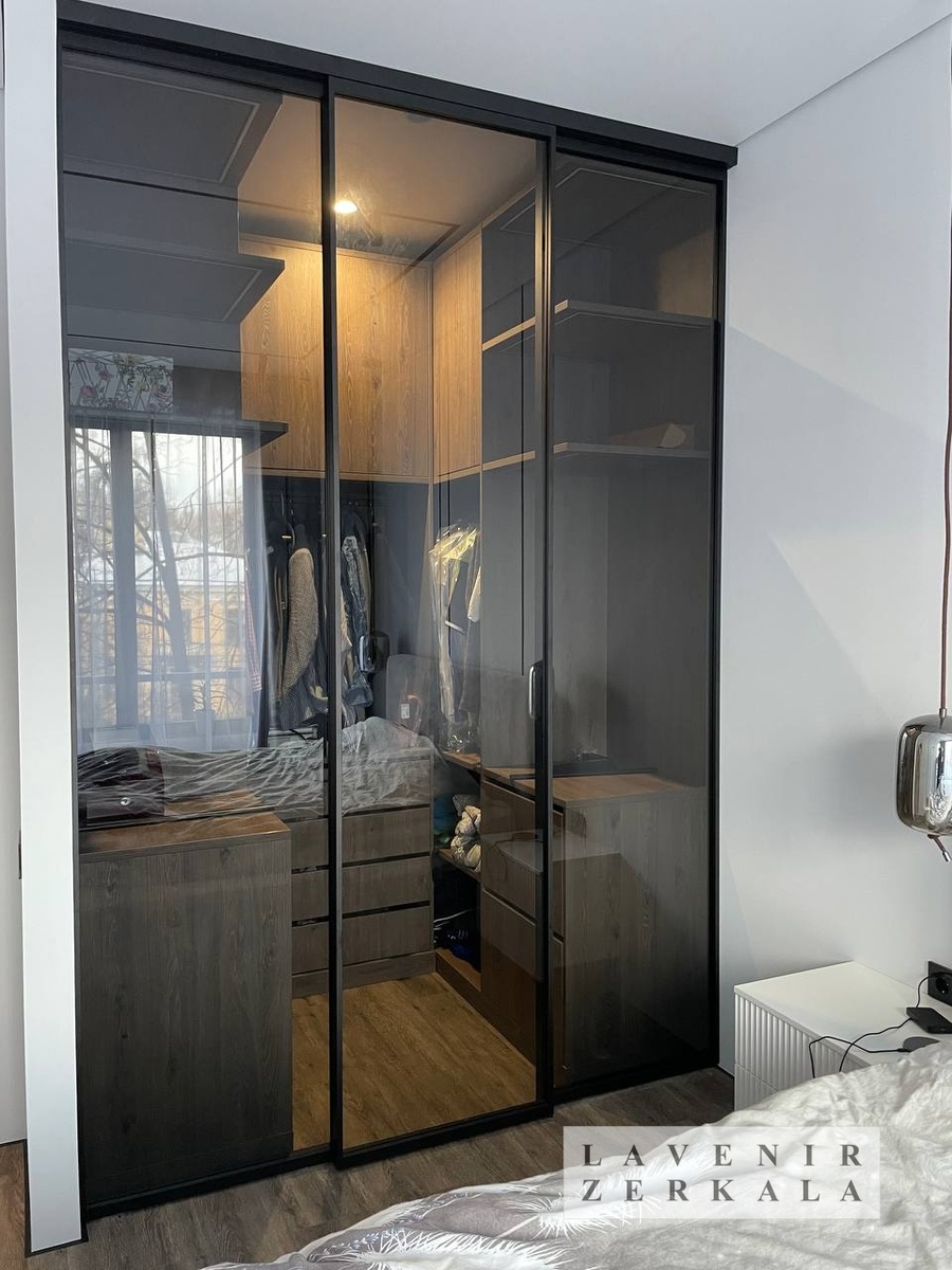 Стеклянная перегородка в гардеробе