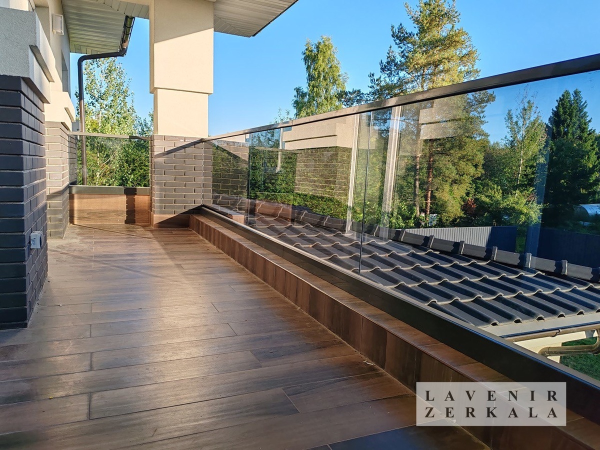 Стеклянное ограждение балкона