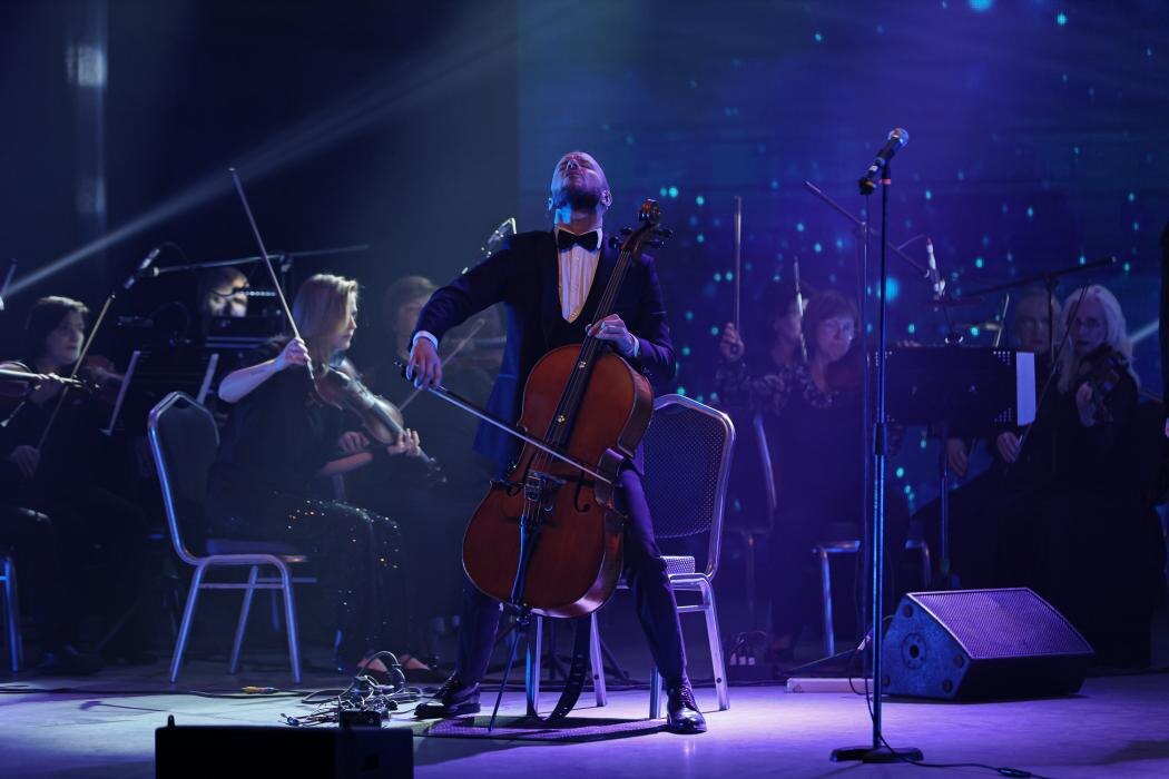 Мировые рок-хиты в исполнении виолончелей и симфонического оркестра в Пскове
Фото: Валерия Ковалёва / ПАИ