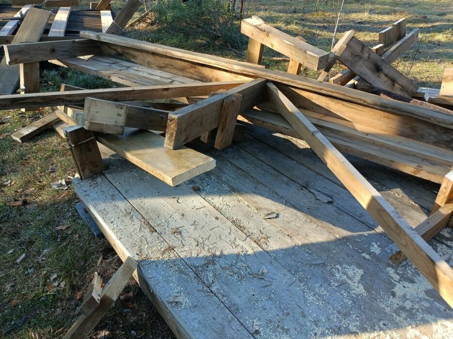 Изуродованная вандалами беседка
Фото: руководитель Гдовского лесничества Павел Соколов