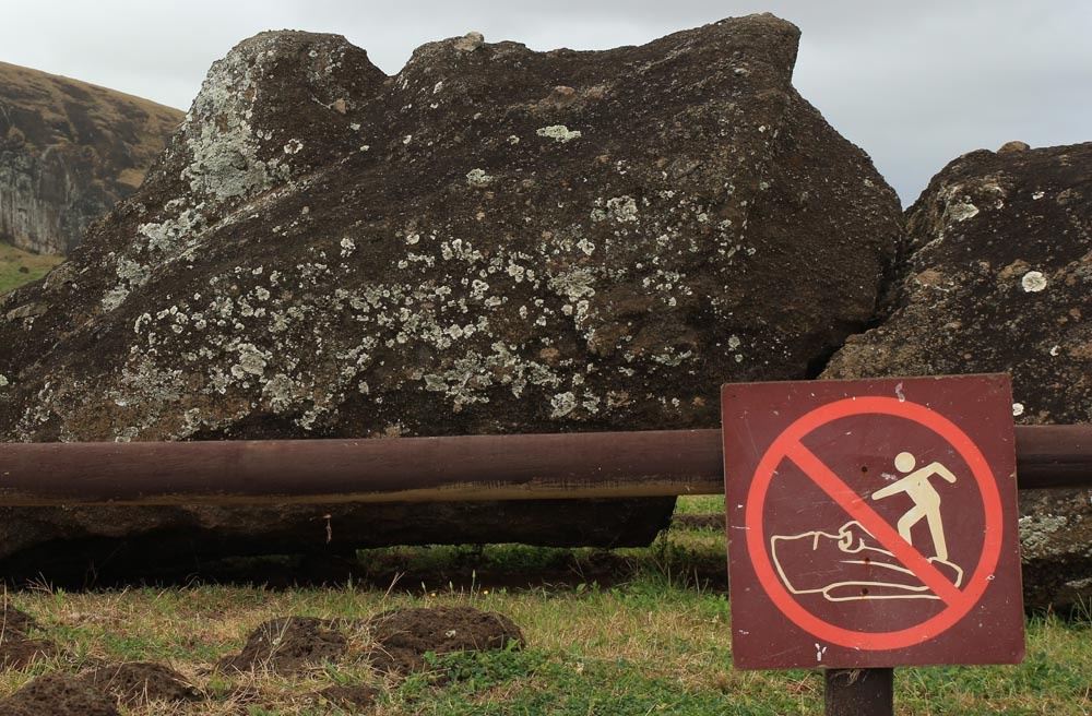 На лежащие статуи вставать нельзя ни в коем случае