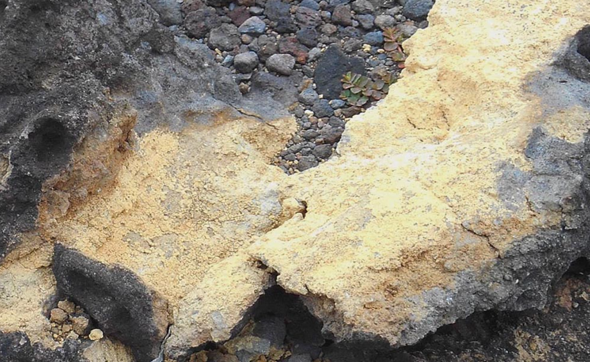 Разломившийся кусок статуи