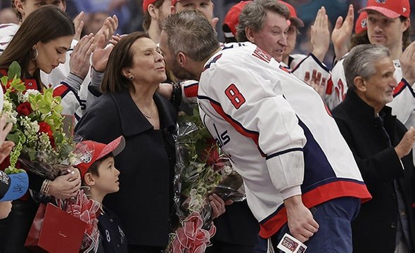    Семья поздравляет Александра Овечкина с рекордом. Фото: Adam Hunger / AP / ТАСС