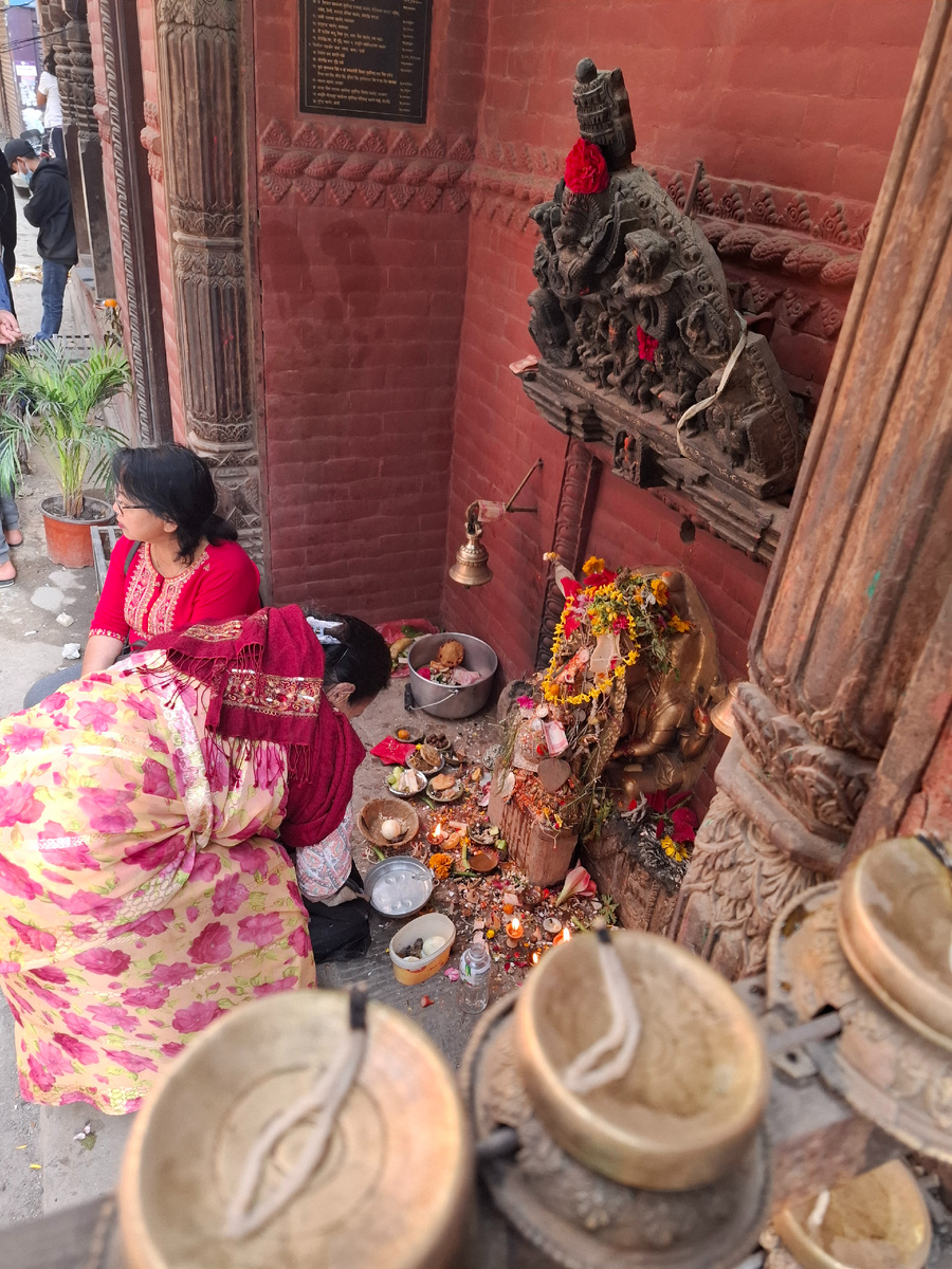 Непальцы гладят изображения богов, украшают их лепестками цветов, одевают им бусы,  разговаривают с ними и даже кормят понарошку. Напоминает игру в куклы.