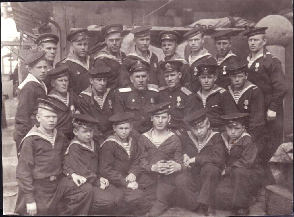 1945 юнги СГМП на борту трльца ТЩ-910 после вручения наград их наставникам (Источник: Госкаталог.РФ)