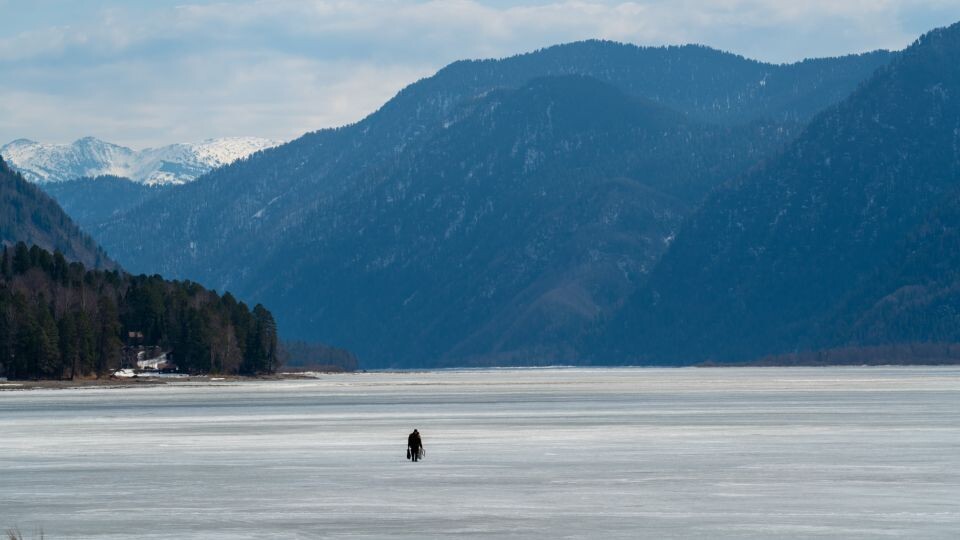    Телецкое озеро и его окрестности. Апрель 2025 года. Источник: Андрей Сороко/"Толк"