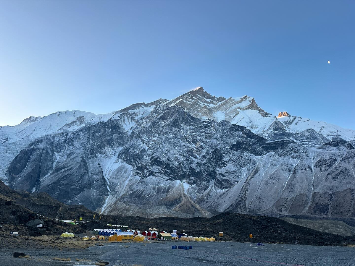 Аннапурна на рассвете,вид  из базового лагеря. Фото: Mingma G