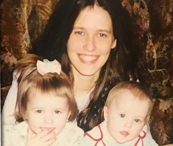 Анастасия с мамой и младшей сестрой Валентиной