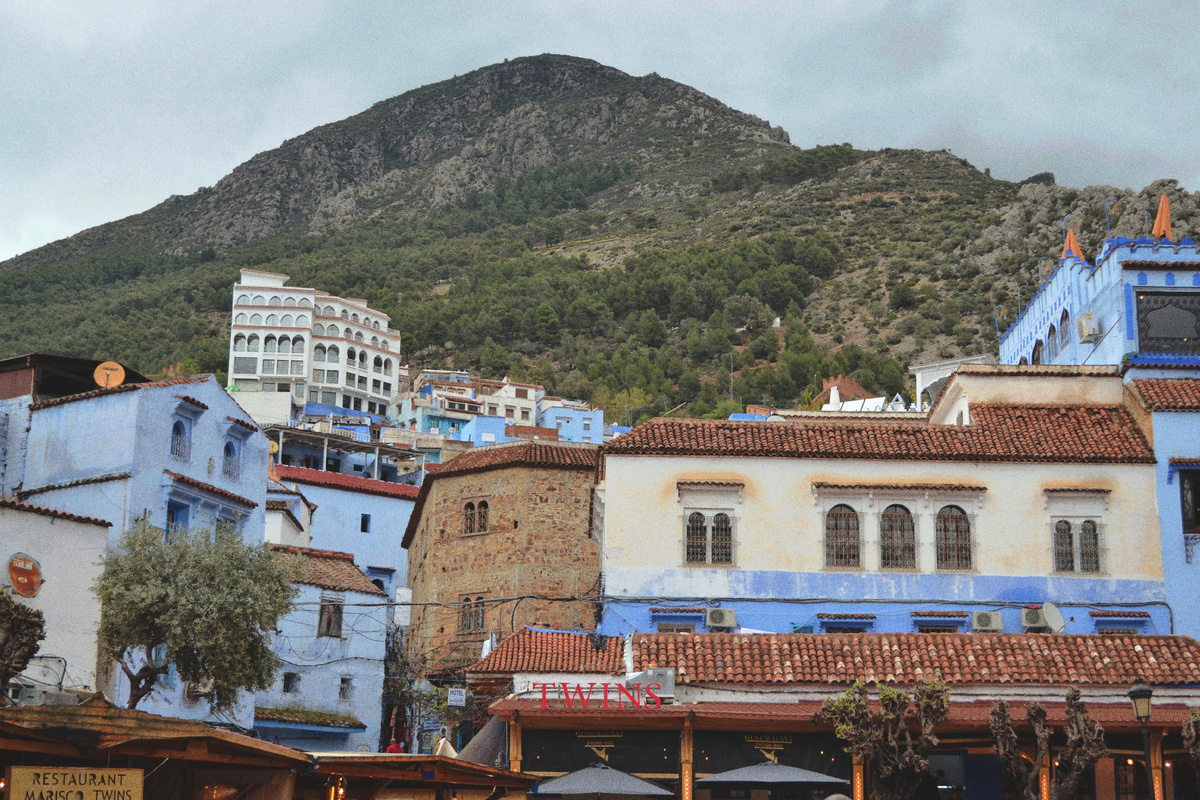   Город распростёртый у подножия горного хребта Эр-Риф.