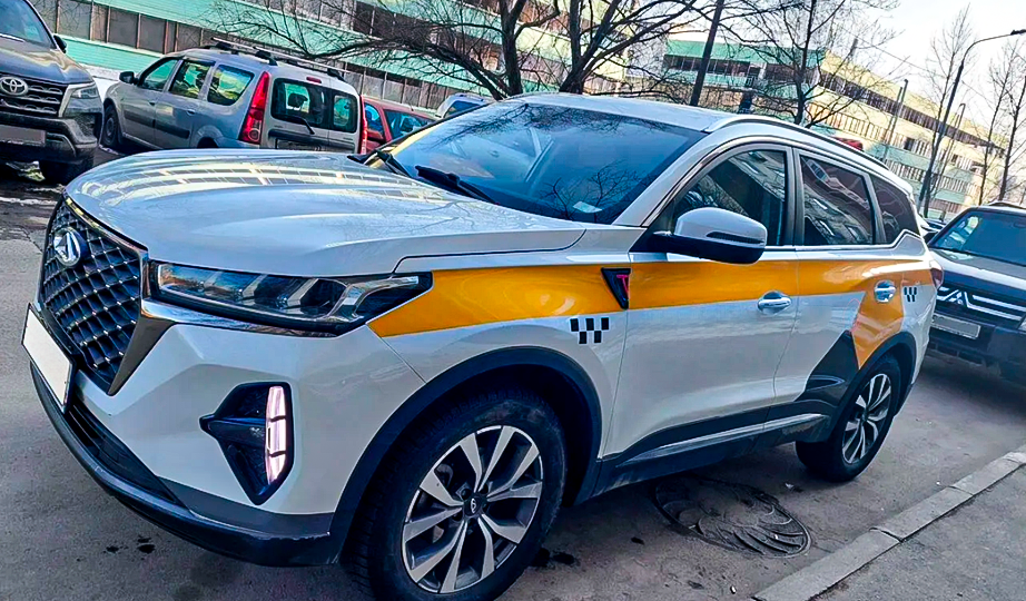 Вызвал такси — приехал Chery на вариаторе с пробегом 193 тыс км. Таксист рассказал: что ломалось, минусы и плюсы кроссовера