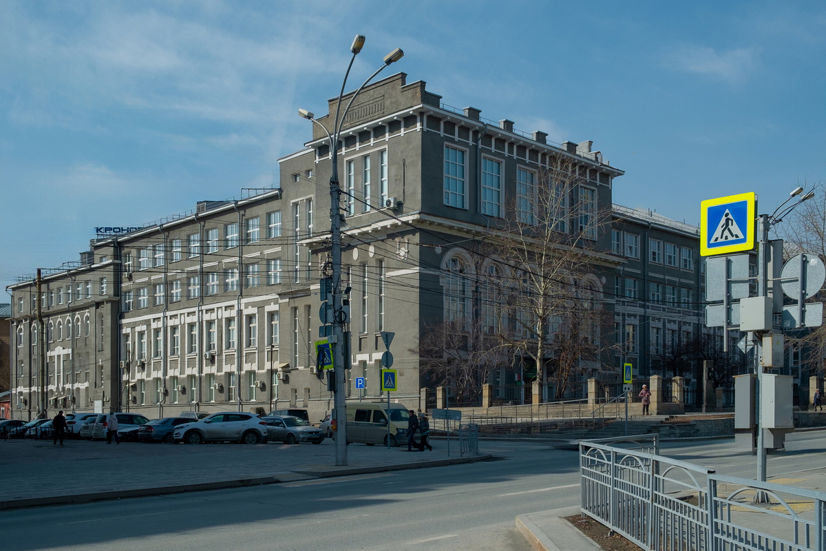 Здание реального училища. Красный проспект, 3. Новосибирск. Фотография - www.openmainphoto.ru