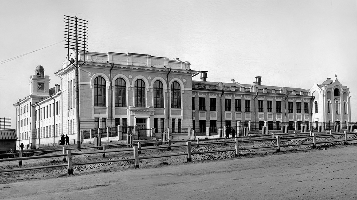 Здание реального училища на Красном проспекте, 3. Новосибирск.