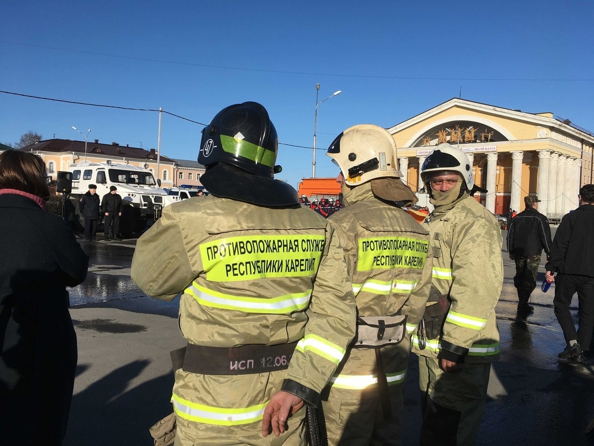    Спасатели на площади Кирова. Фото: "Республика"/Валентина Байкова