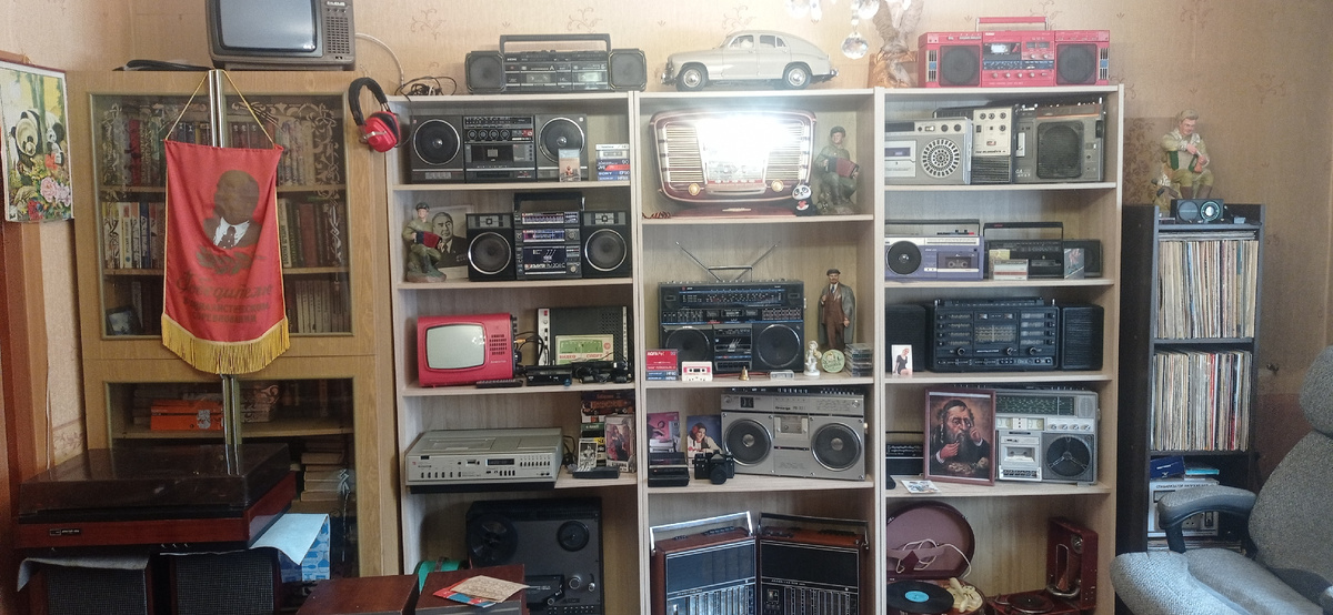 а теперь вот так, нужно будет убрать стеллаж тот что слева и купить такой как справа