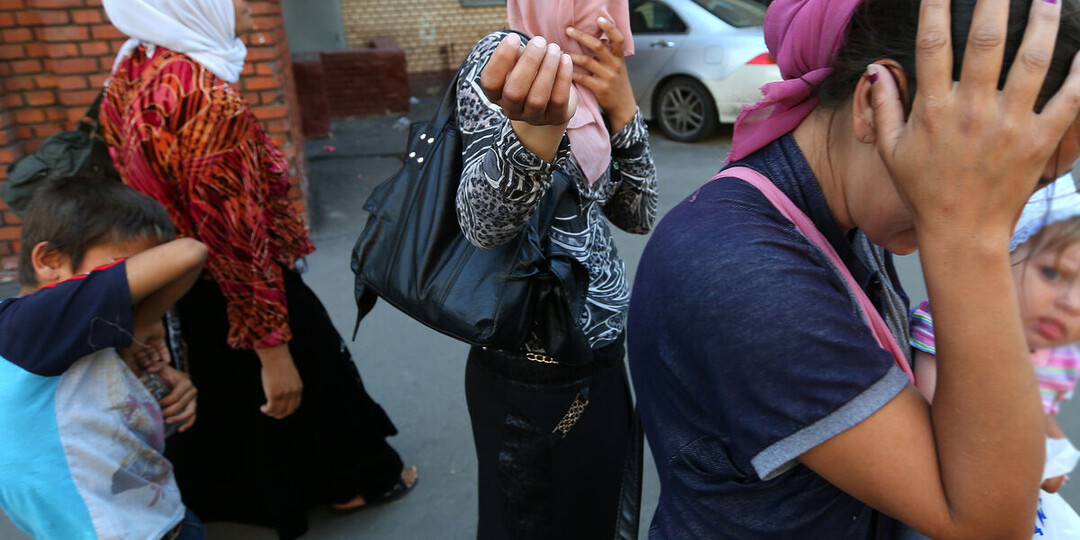 Рожают в 13, ходят к знахарям и воюют на СВО. Как живут цыганские таборы в России?