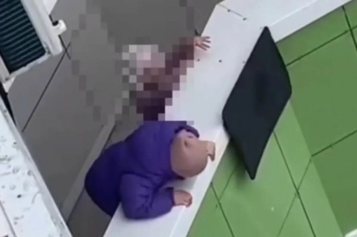    На записи отчетливо видно, как две девочки сбрасывают вниз с открытого балкона коврики