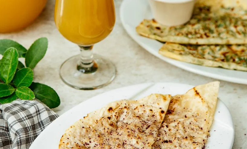 Овсянка с яйцом — это интересный способ разнообразить утреннее меню