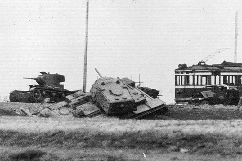  Экранированный танк КВ-1 выпуска июля 1941 года на Петергофском шоссе