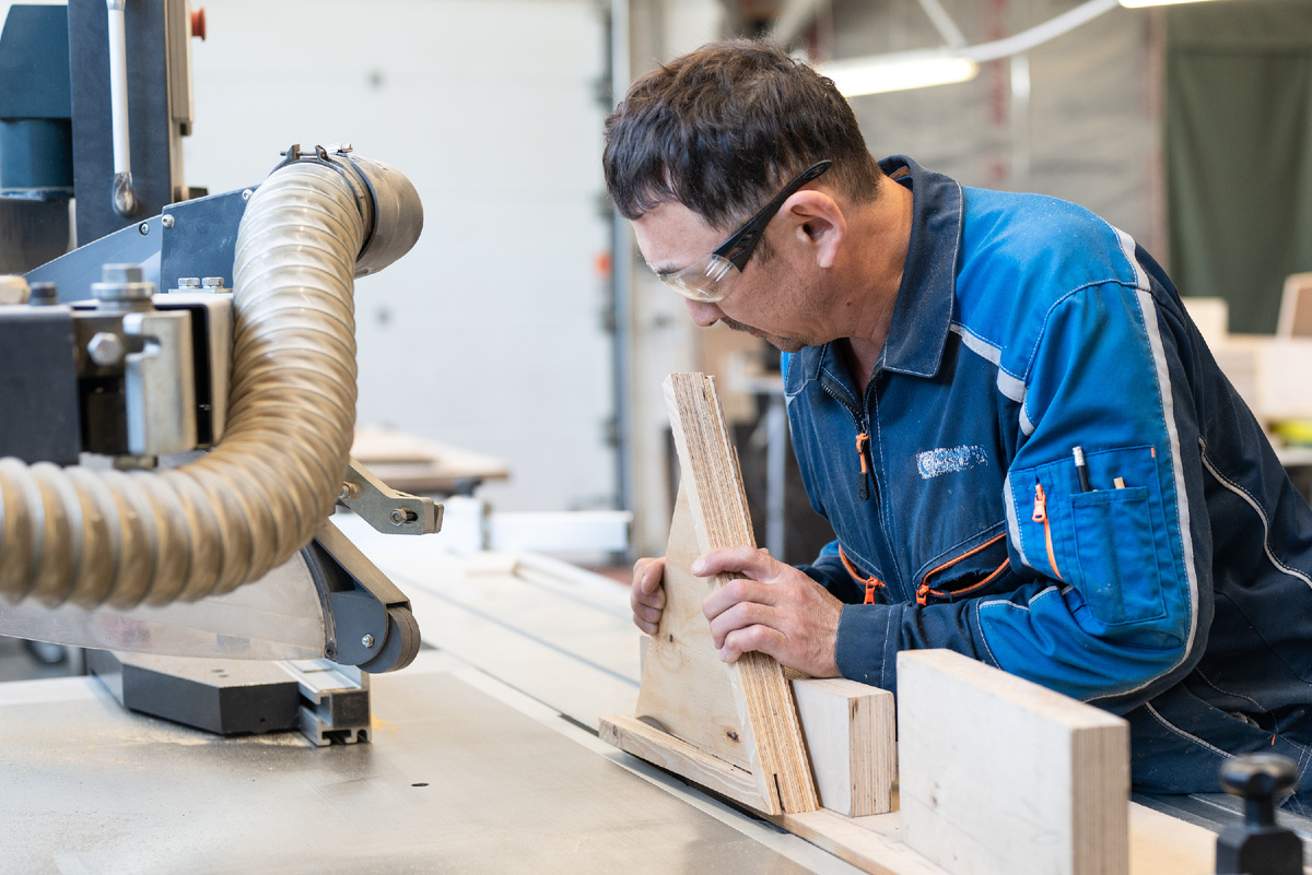 Распил фанеры на станке