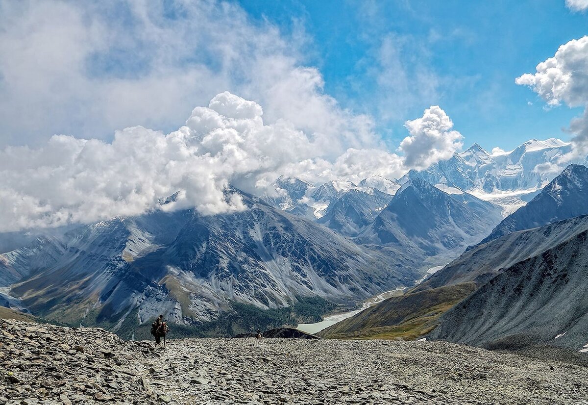 Вид с перевала Кара-Тюрек, на г. Белуха и окружающие вершины.