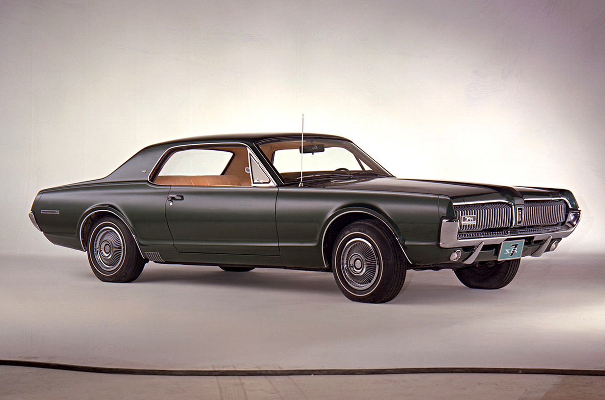    ### Mercury Cougar XR-7 Индекс XR прежде всего связан с хардтоп-купе и кабриолетом Cougar от давно исчезнувшего фордовского подразделения Mercury (оно занимало строчку между Ford и Lincoln). Он появился на автомобиле первого поколения (1967–1970 годов) и сопровождал линейку почти до самого финала ее истории. Считается, что маркировка расшифровывается «eXperimental Racing», а семерка отсылает к внутризаводской кодировке T-7 для раннего Cougar на платформе «Мустанга». Под завязку нафаршированный опциями XR-7 стоил 4,5 тысячи долларов. Для сравнения, базовый Cougar оценивался примерно в 2,8 тысячи долларов.   
Ford