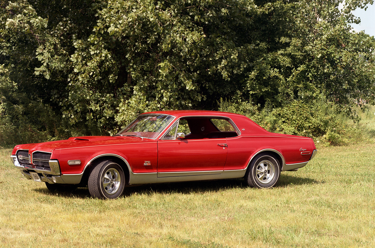    Стандартный XR-7 довольствовался «302-м» V8 (4,9 литра, 233 л.с.) с четырехкамерным карбюратором. Особняком стоял Cougar XR-7 с пакетом GT. В него входил могучий V8 объемом 390 кубических дюймов (6,4 литра, 324 л.с.), доработанная подвеска, тормоза помощнее, выпускная система со сниженным сопротивлением, другие колеса и шины. Один из крутейших среди Cougar? Пожалуй, XR-7 GT-E (на фото) — настоящий монстр с 395-сильным двигателем V8 на 427 кубических дюймов (7,0 литров)! Вдобавок очень редкий — в 1968 году выпущено всего 256 штук.   
Ford