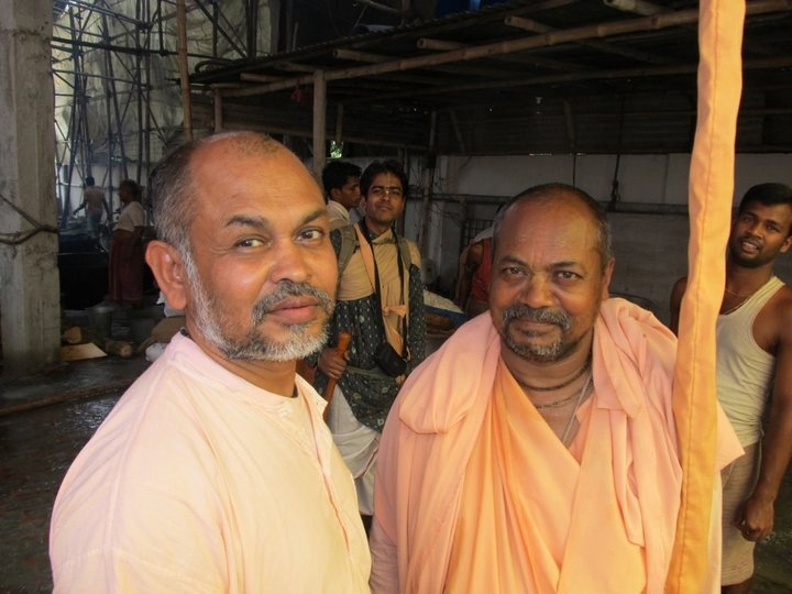 Премананда прабху слева и Бхактиведанта Тиртха Махарадж справа. Кухня.