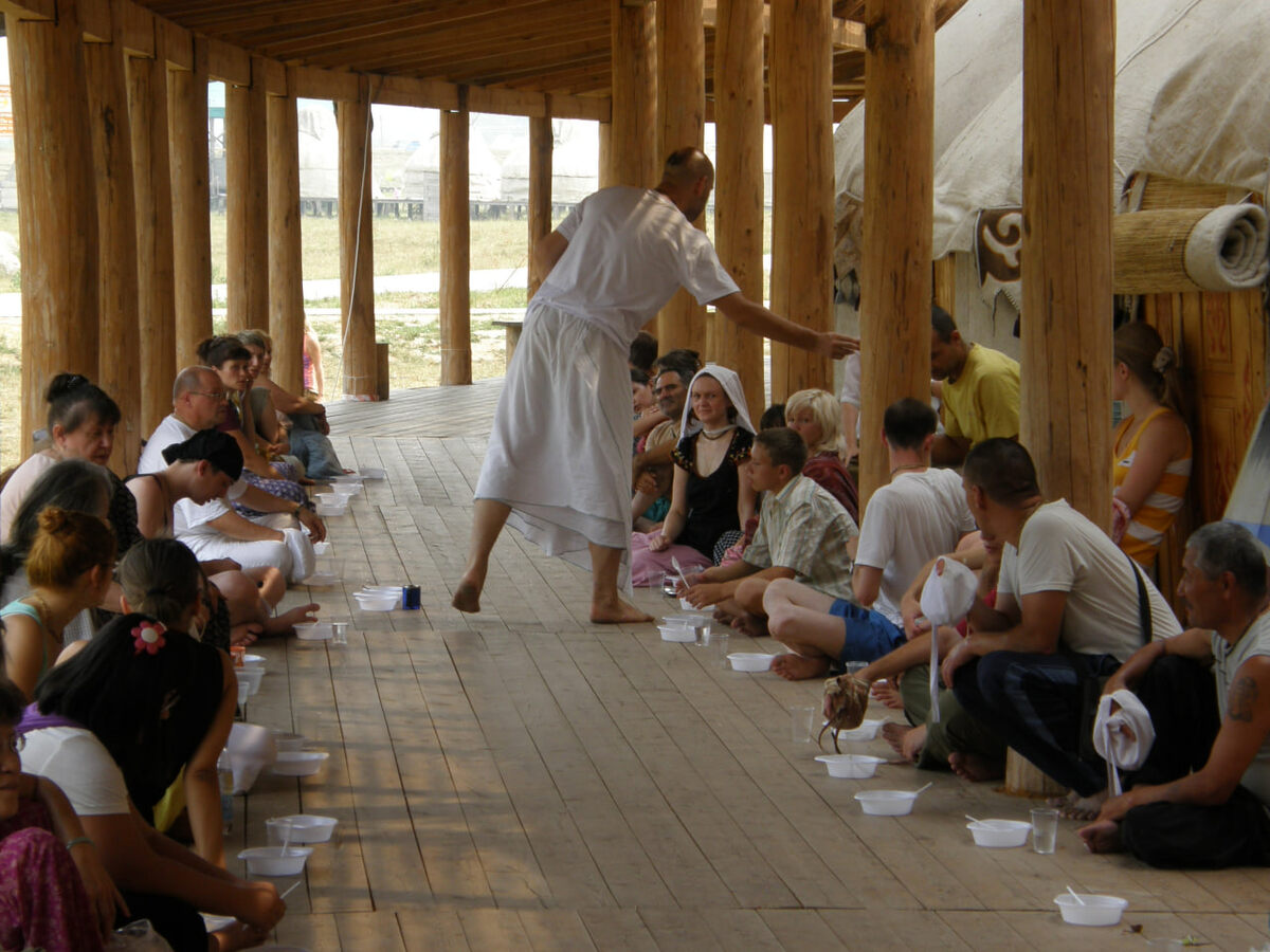 Прасадасева на фестивале Шрилы Гурудева "Этно-Мир" Россия 2010.