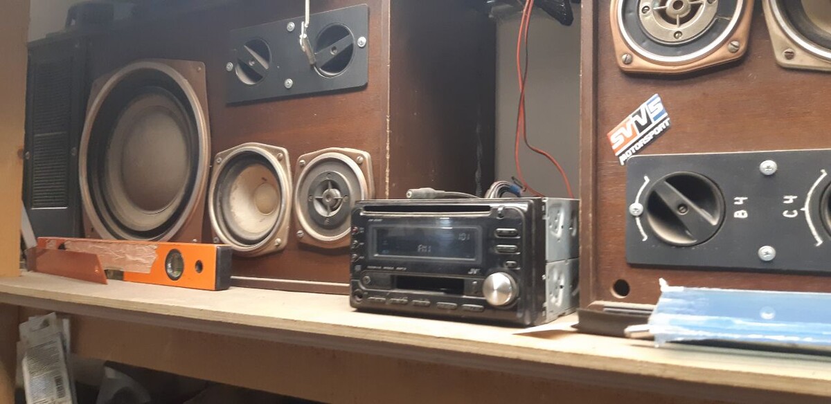 магнитола и небольшие колонки : - )