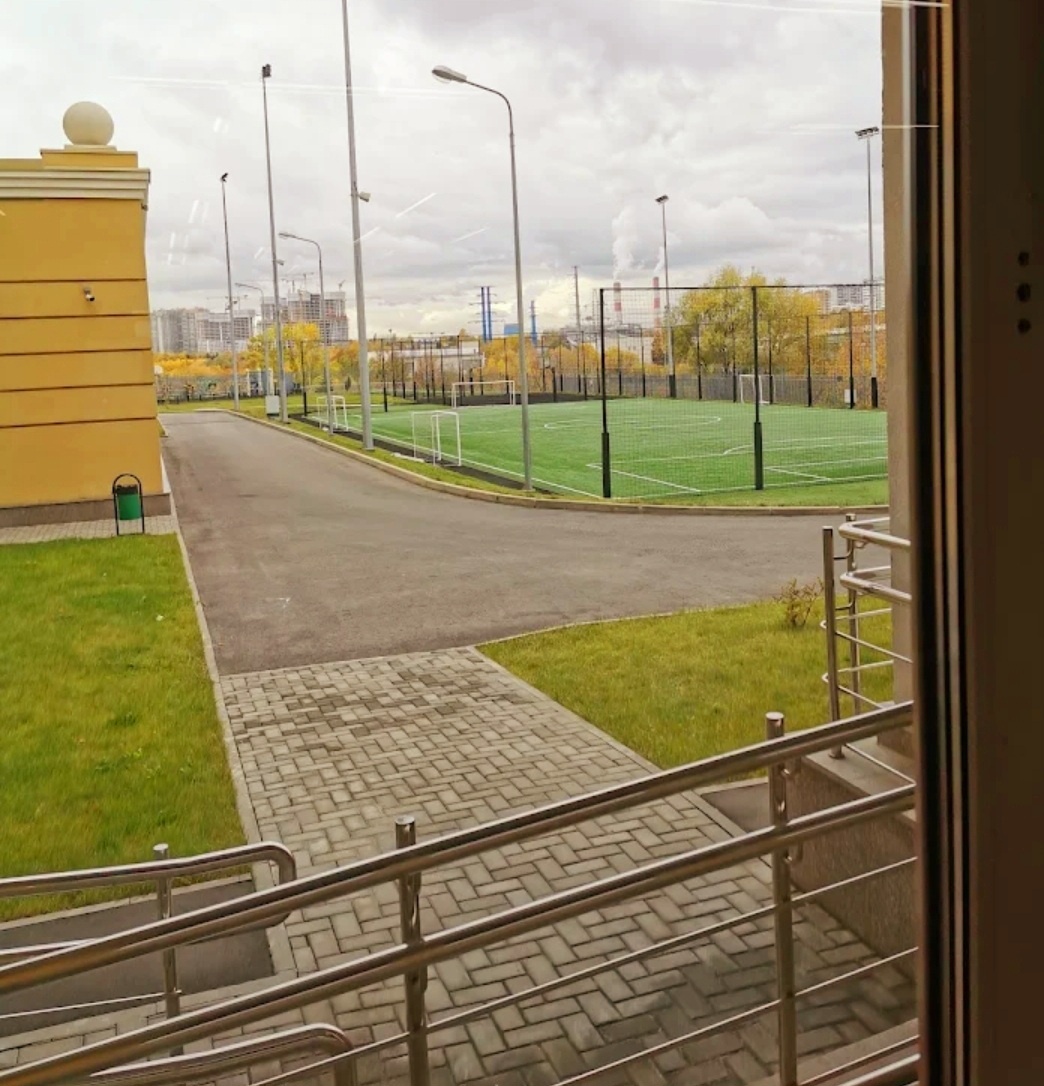 Выходить во двор школы можно без ограничений. Контролируют детей только на выход за забор. 