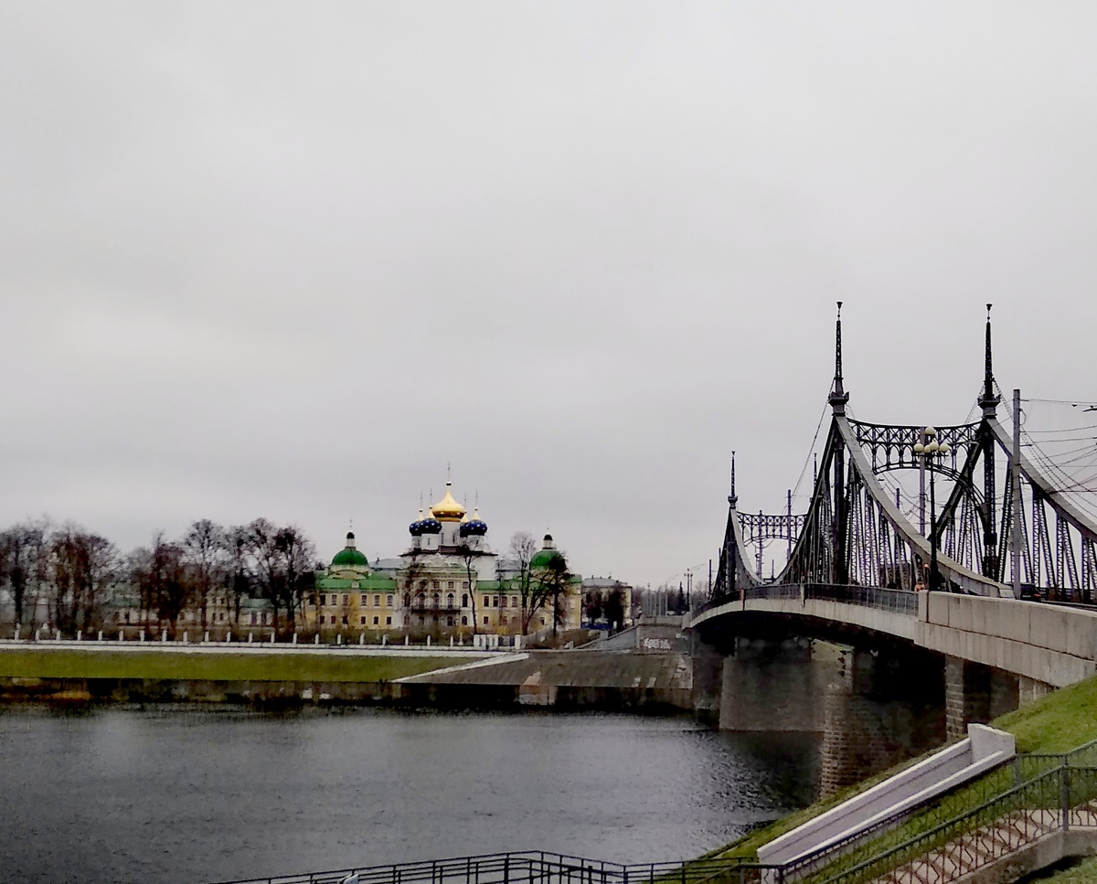 Староволжский мост. Напротив - Путевой дворец ЕкатериныIl.