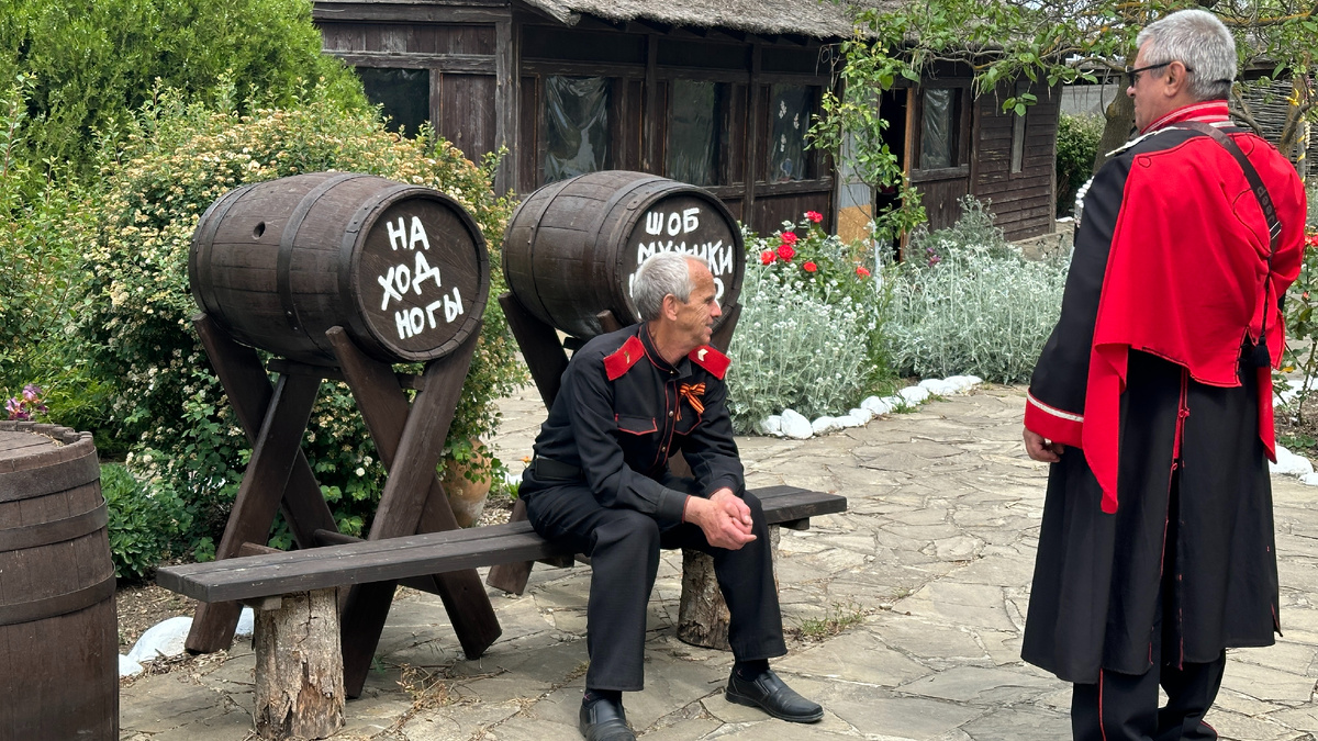 Вот и фото пригодилось, оказывается оно было не таким и странным. Винные дороги Караснодарского каря)