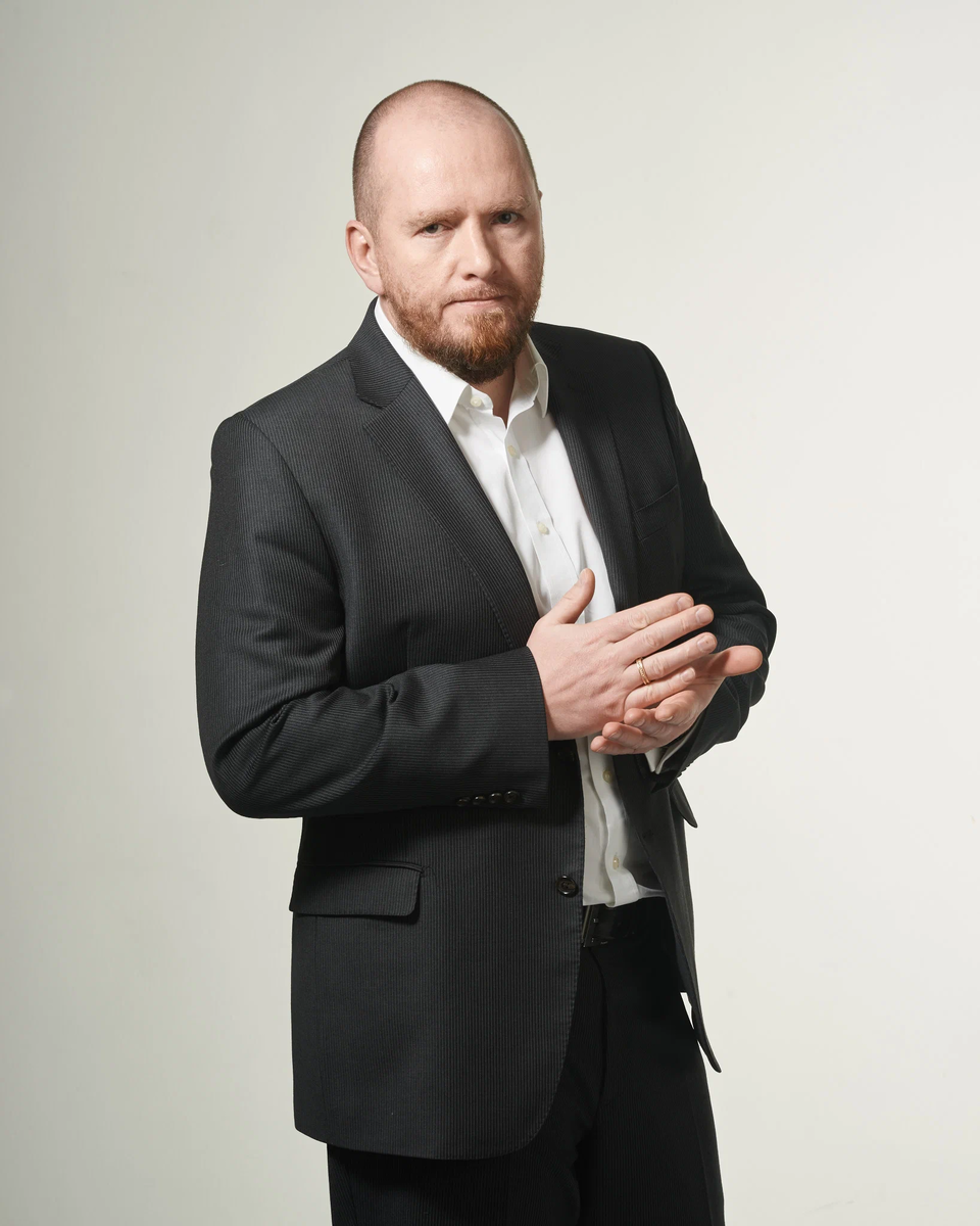 Петрухин Алексей Алексеевич. После школы поступил в Российскую государственную академию физической культуры, которую окончил по экспериментальному направлению «Экономика и управление в спорте». В течение 10 лет работал охранником в ЧОП. В 2002 году окончил Московский государственный юридический университет МВД России. Это стало вторым высшим образованием. В 2005 году присуждена учёная степень кандидата юридических наук в ВНИИ МВД РФ. В 2002 году создал компанию «РОСПО-Фильм», которая позже была переименована в Кинокомпанию «Русская Фильм Группа». В 2002 году РОСПО получила благодарность от президента России В. В. Путина. 30 марта 2006 года награждён Патриархом Московским и всея Руси Алексием II Орденом Русской православной церкви Св. Бл. Князя Даниила Московского III степени за строительство храма св. Алексия Человека Божьего и как ктитора храмового комплекса св. блаженной Ксении Петербуржской. В 2007 и 2008 годах решением Высшего совета Национальной ассоциации объединений офицеров запаса Вооружённых сил (МЕГАПИР) за большой вклад в укрепление могущества и славы России Алексей А. Петрухин был дважды удостоен звания лауреата Форума «Общественное признание». В 2010 году награждён Патриархом Московским и всея Руси Кириллом медалью РПЦ преподобного Андрея Рублёва II степени за участие в восстановление собора Святой Троицы. С 2009 по 2011 год являлся советником руководителя Федеральной Службы Росохранкультуры. За высокий профессионализм и достигнутые успехи в области охраны и сохранения культурного наследия России в конце 2010 года награждён медалью Министерства культуры Российской Федерации. В 2011 году стал лауреатом международной премии «Элита национальной экономики» как руководитель Кинокомпании «РФГ». Награждён медалью «За развитие предпринимательства». В декабре 2013 года в Монако получил диплом «Best producer» за участие в создании международной картины «Shoes», которая была номинирована на Премию «Оскар» за 2013 год. Фильм «Туфельки» (реж. К. Фам) и прочее...