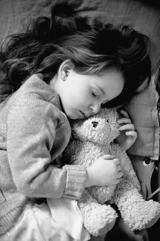 Игрушки помогают заснуть малышу без мамы и чувствовать себя безопасно и спокойно, они «утешают» ребенка, когда он просыпается в страхе. Постепенно игрушка в кровати становится милым и приятным ритуалом, а привычка часто переходит и во взрослую жизнь