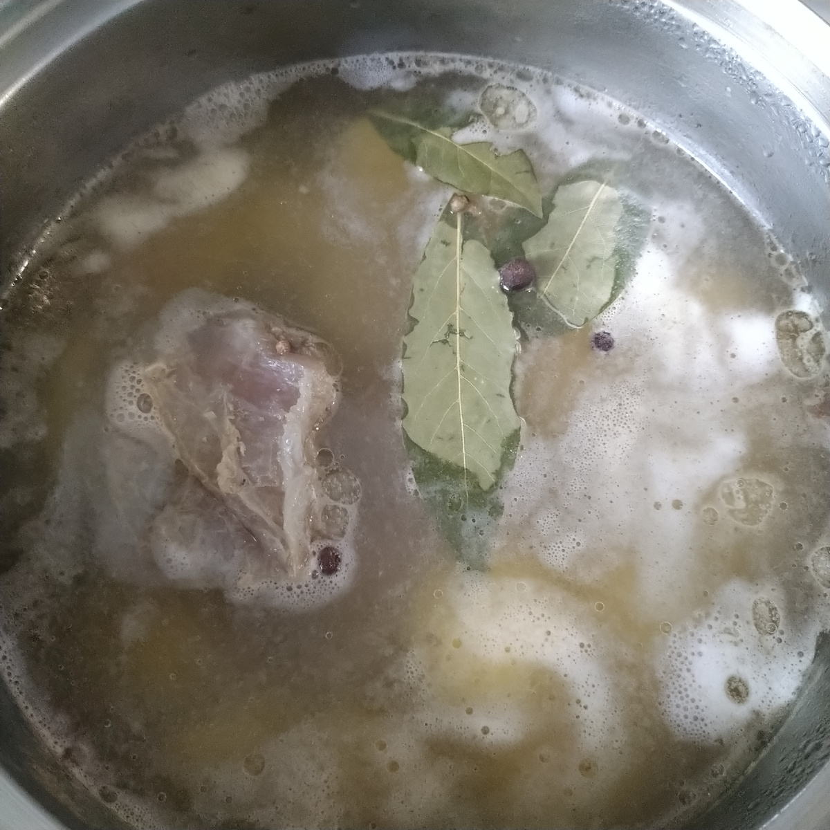 Бульон с картошкой, перцами и лавровым листом